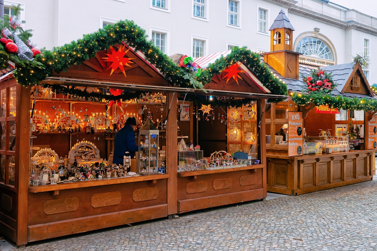 Berlin,,Germany,-,December,13,,2017:,Christmas,Market,In,Opernpalais