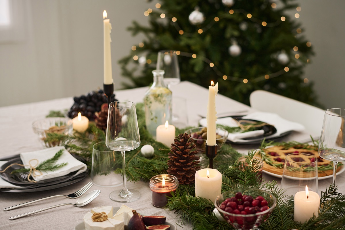 Medium,Shot,Of,Candlelit,Festive,Christmas,Table,With,Decorations,And