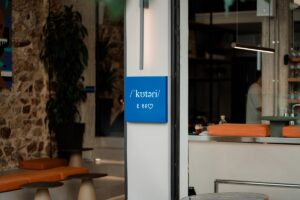 Coterie & Bro: Καφές, ποτό, φαγητό σε ένα εκλεκτικό μπιστρό στο Παγκράτι