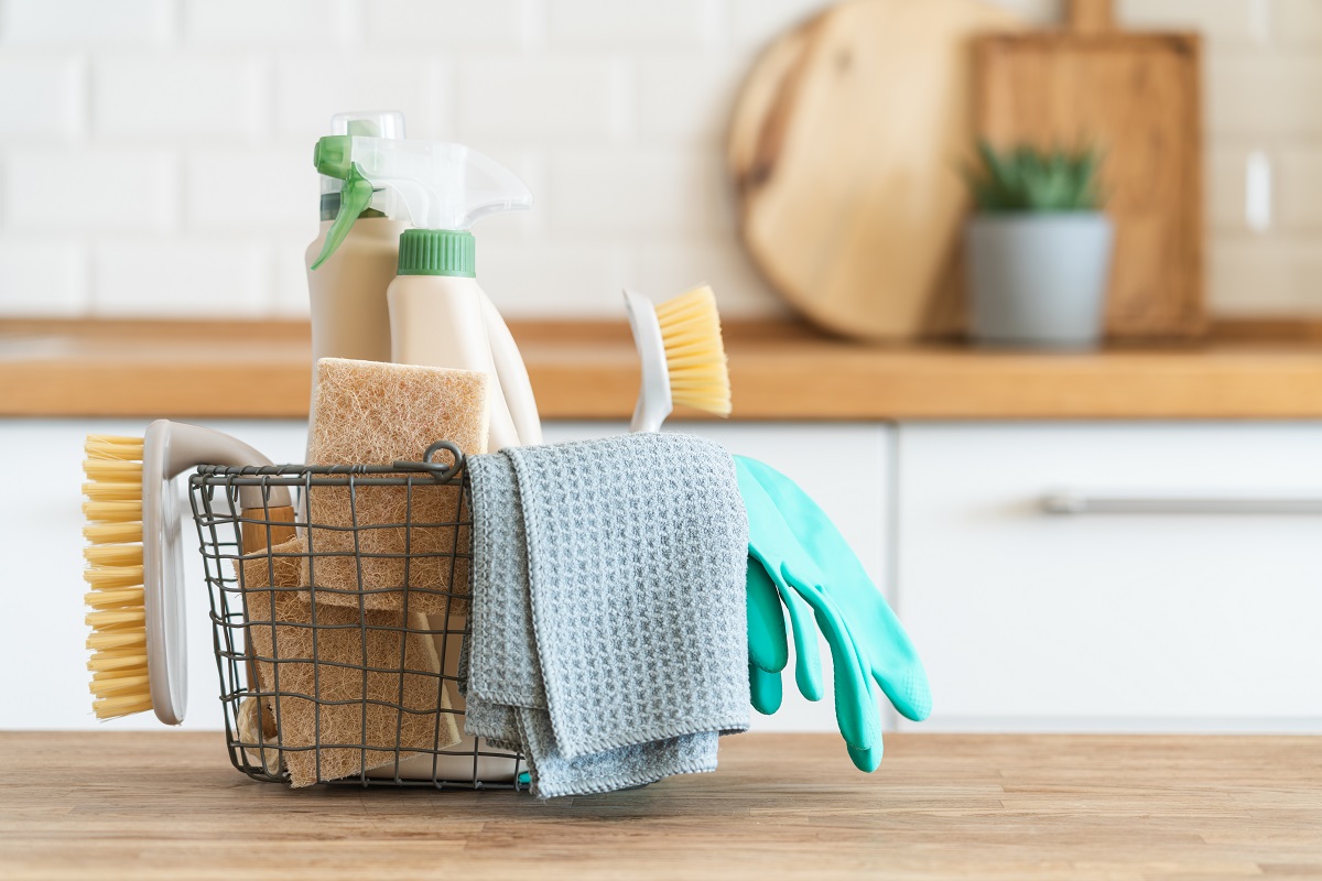 Basket,With,Brushes,,Rags,,Natural,Sponges,And,Cleaning,Products.,Modern