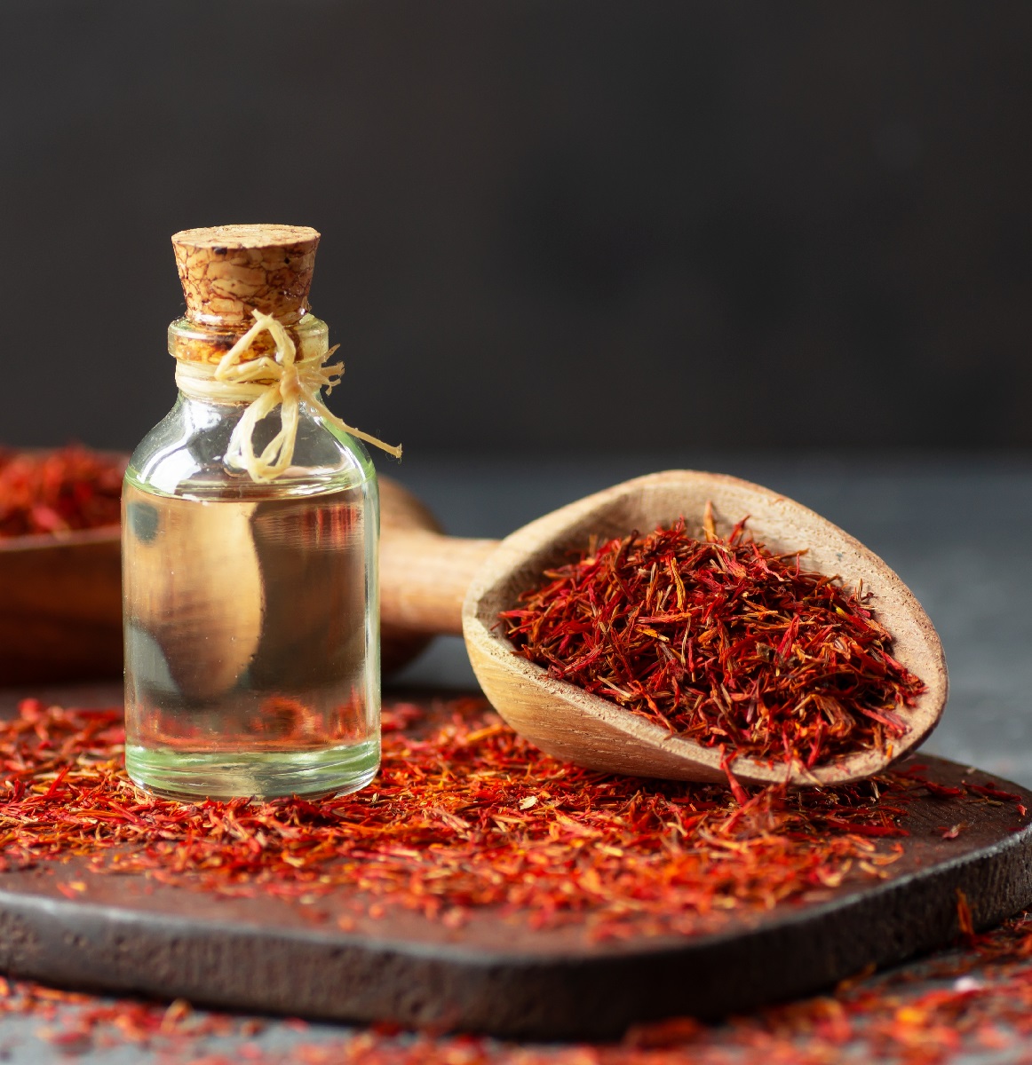 Glass,Bottle,Of,Saffron,Essential,Oil,With,Dried,Saffron,,Spice