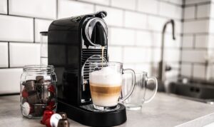 Μηχανή espresso: Σε τι διαφέρει η αφαλάτωση από το καθάρισμα;