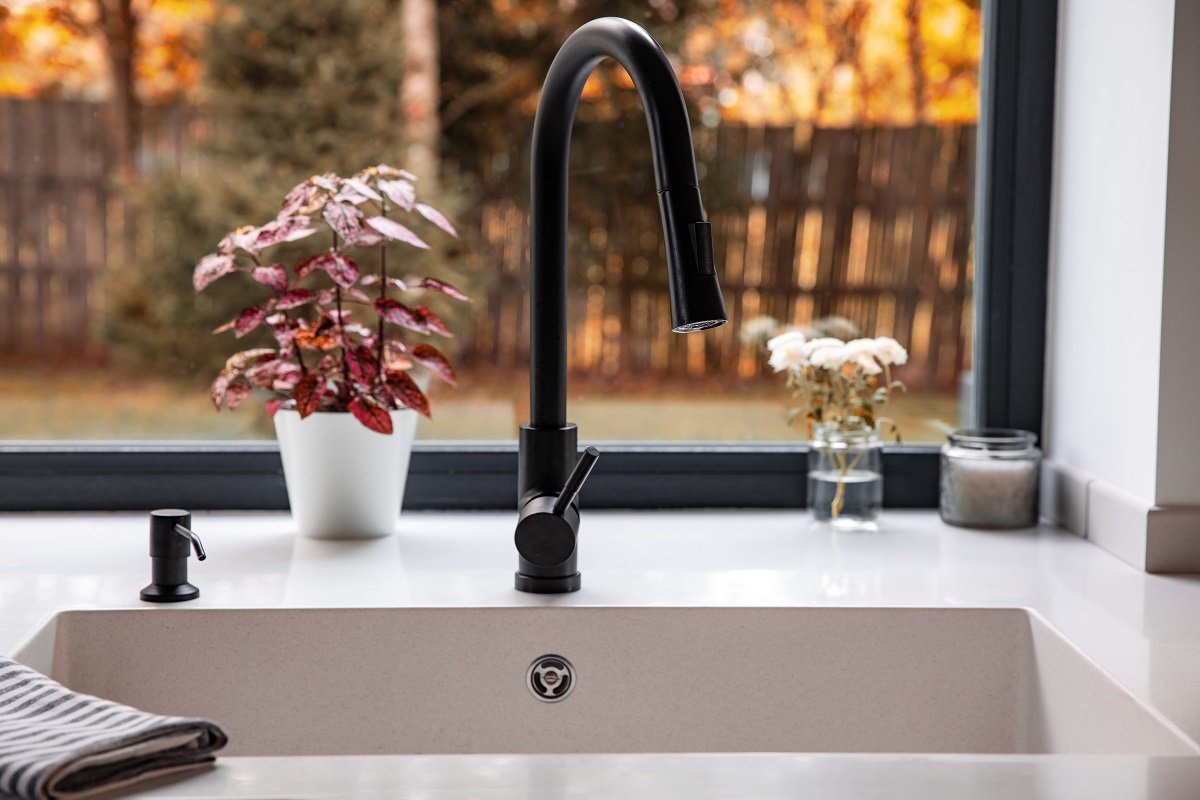 Modern,White,Kitchen,Sink,With,Black,Stainless,Steel,Faucet,,Bright