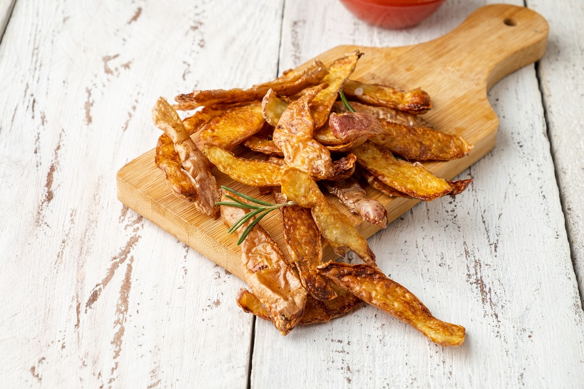 Crispy,Potato,Peel,Chips,With,Rosemary,And,Salt,On,A