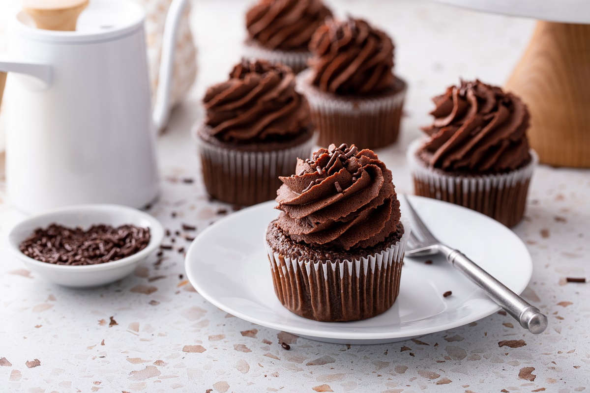 Chocolate,Cupcakes,Topped,With,Whipped,Chocolate,Ganache,And,Chocolate,Sprinkles