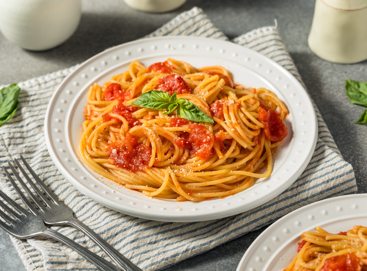 Italian,Spaghetti,Al,Pomodoro,Pasta,With,Tomato,And,Basil