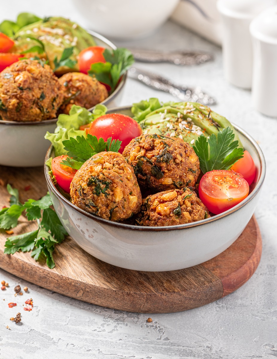 Homemade,Falafel.,Chickpea,Balls,With,Spices,,Tomatoes,And,Avocado,In