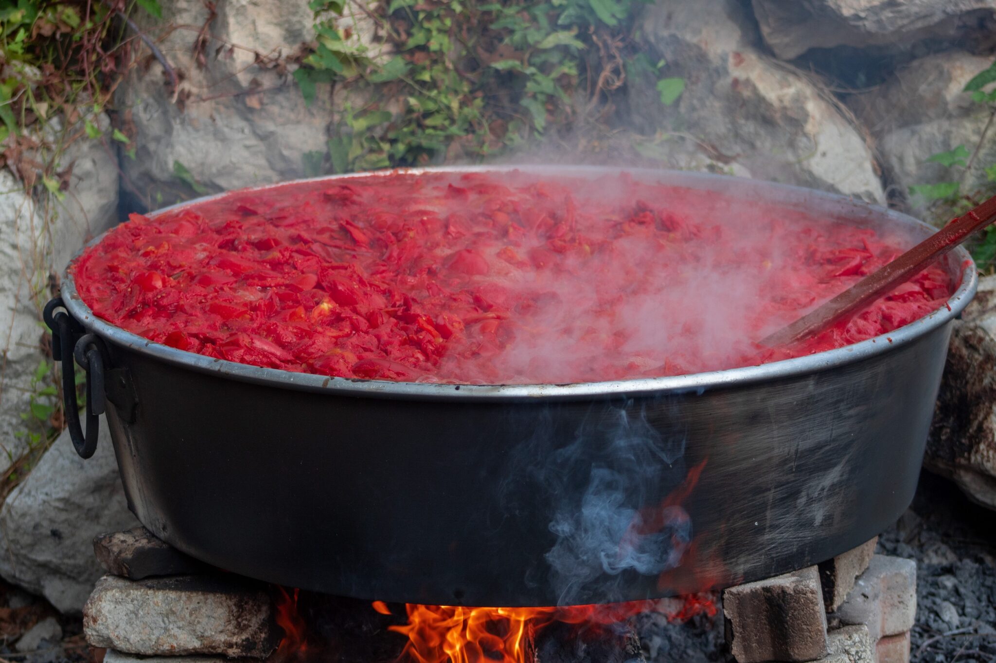 Traditional,Tomato,Paste,Making,On,The,Wood,Fire,In,Cauldrons