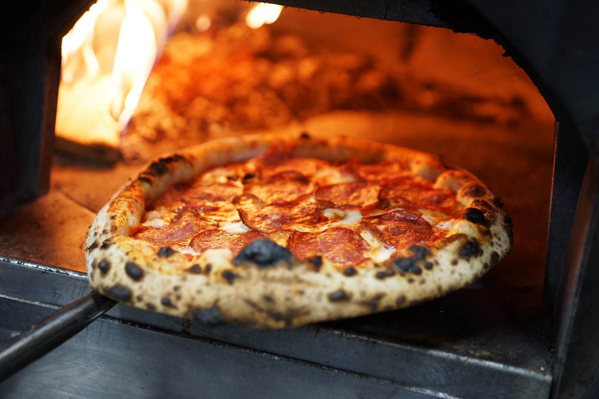 Neapolitan,Pizza,With,Sausage,In,A,Wood-fired,Oven