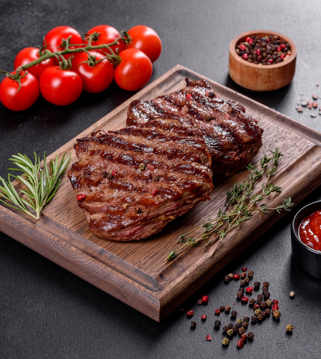 Fresh,Juicy,Delicious,Beef,Steak,On,A,Dark,Background.,Meat