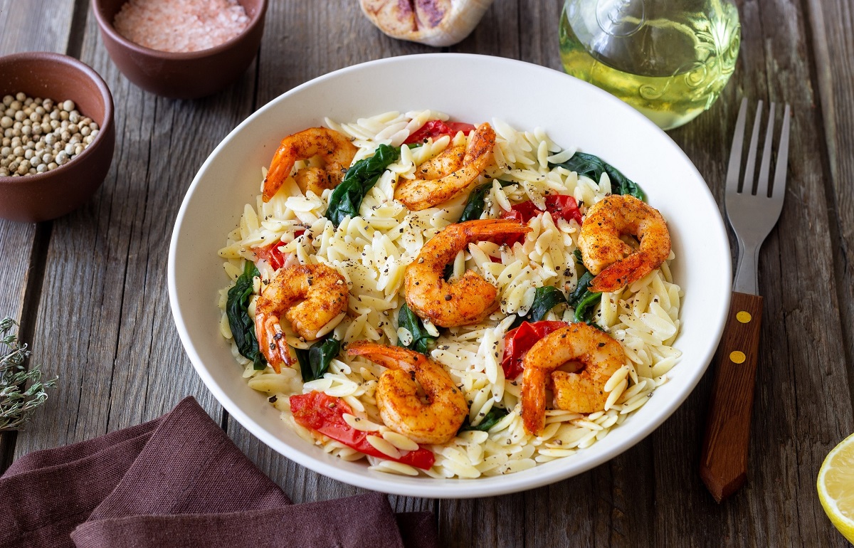 Orzo,Pasta,With,Shrimp,,Spinach,And,Tomatoes.,Italian,Cuisine.,Seafood