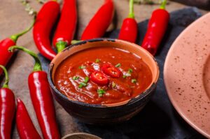 Πόσο καυτερή είναι τελικά η Sriracha; Και σε ποιες συνταγές ταιριάζει καλύτερα;