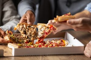 Final Four 2025: Βρήκαμε από πού θα πάρετε πίτσα, burger και σουβλάκι