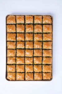 Μπακλαβάς µε πορτοκάλι, καρύδια και κανελογαρίφαλα