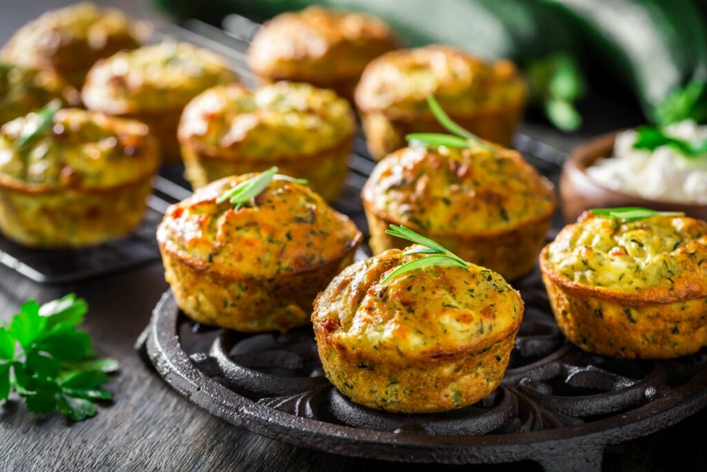 Αλμυρά muffin πουρέ με φέτα και μυρωδικά