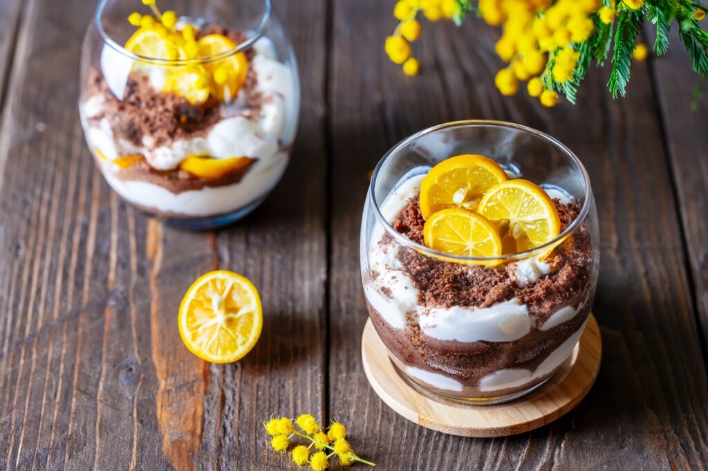 Δροσερή τιραμισού με brownie και άρωμα λεμόνι