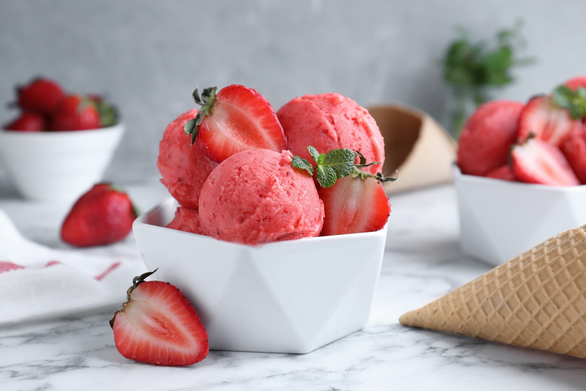 Yummy,Strawberry,Ice,Cream,On,White,Marble,Table
