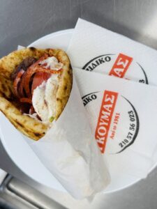 Σουβλάκι Γκούμα: To σουβλάκι που εδώ και 44 χρόνια μάς φέρνει στο Ίλιον
