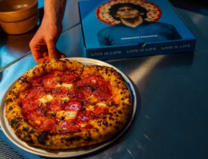 Armando Pizzeria: Εκεί που οι ουρές κατακλύζουν τον κεντρικό πεζόδρομο του Μεταξουργείου