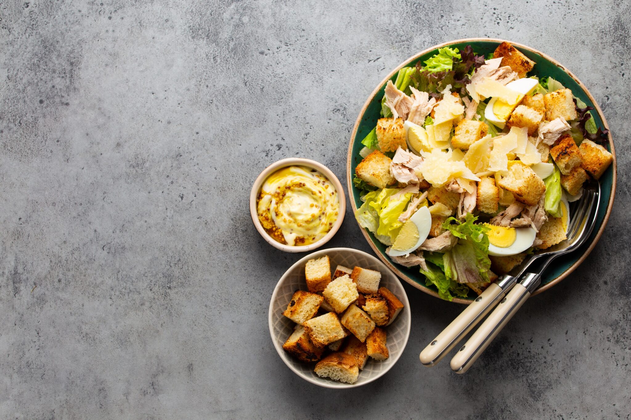 Fresh,Caesar,Salad,With,Lettuce,Salad,,Chicken,Breast,,Boiled,Eggs