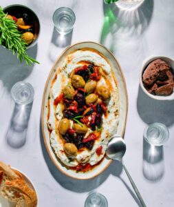Τυροσαλάτα απαλή με τηγανητές ελιές
