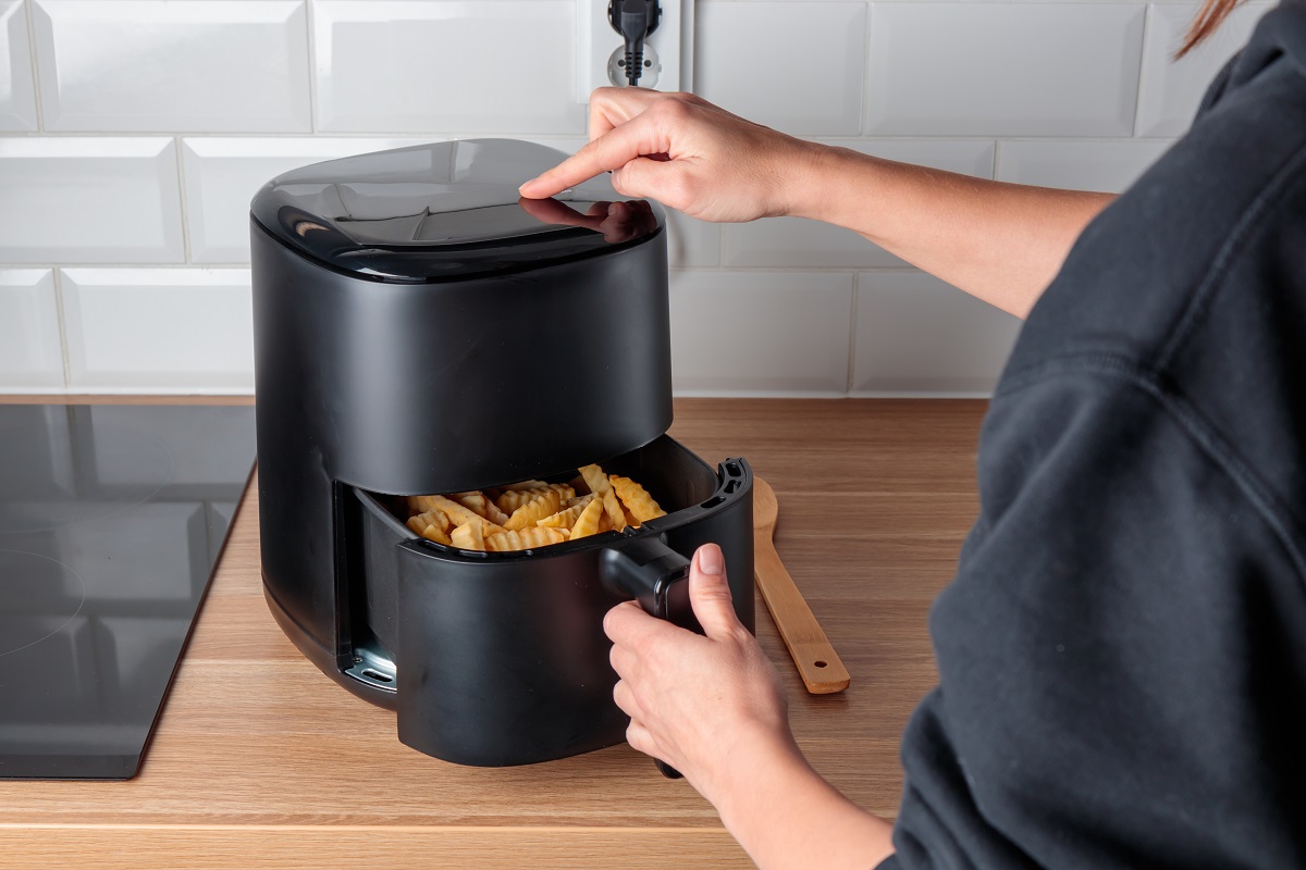 Woman,At,Home,Using,Trendy,Kitchen,Gadget,,Deep,Fryer,,Selecting