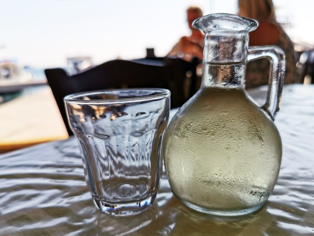 Η ιστορία πίσω από την αγάπη των Ελλήνων για τη ρετσίνα