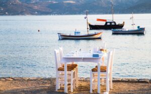 54 ταβέρνες στα νησιά του Αιγαίου, για εκείνους που τους ταξιδεύουν οι γεύσεις