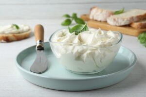 Τυροσαλάτα, τυροκαυτερή και άλλα 9 ντιπ με βάση το τυρί