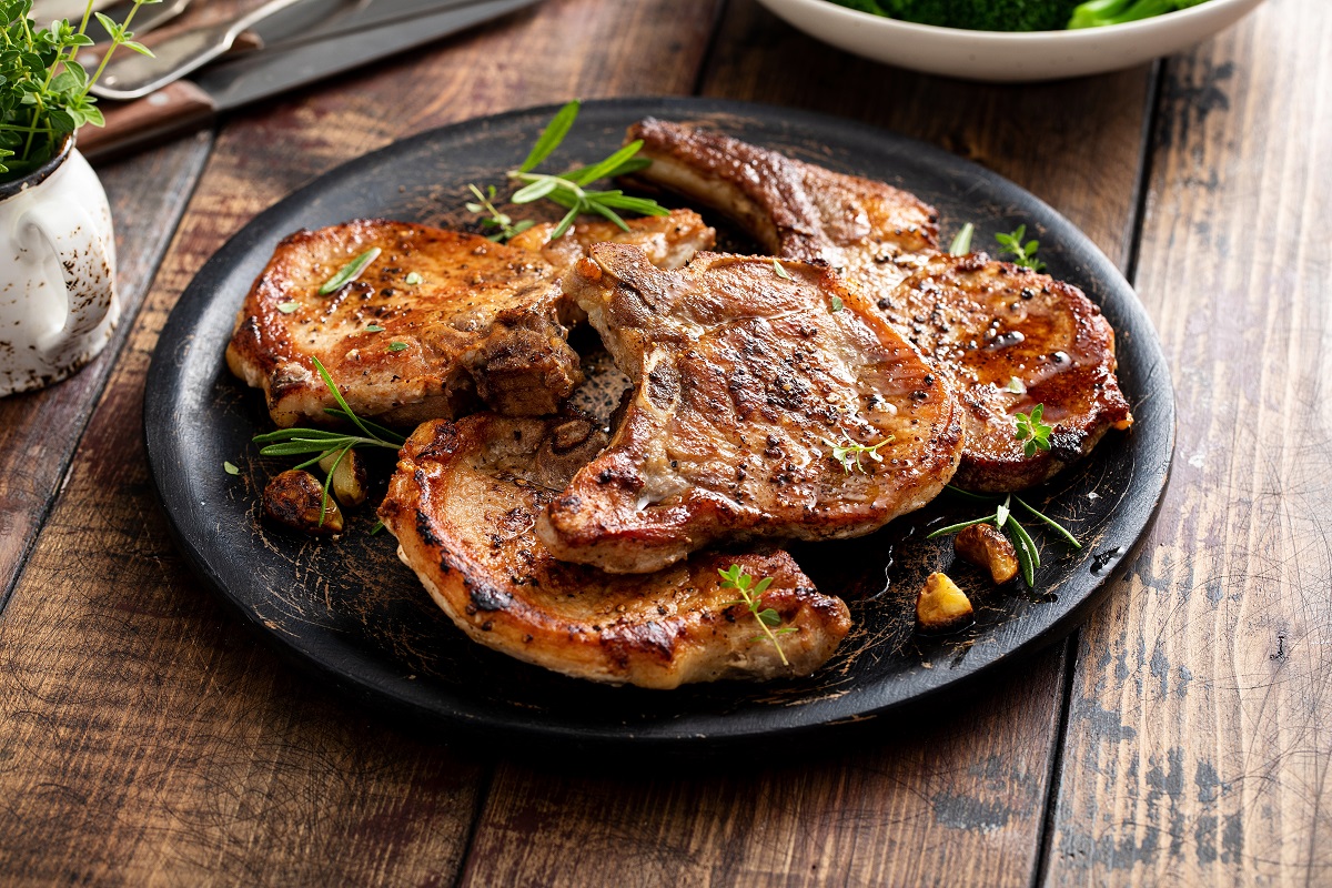 Grilled,Or,Pan,Fried,Pork,Chops,On,The,Bone,With