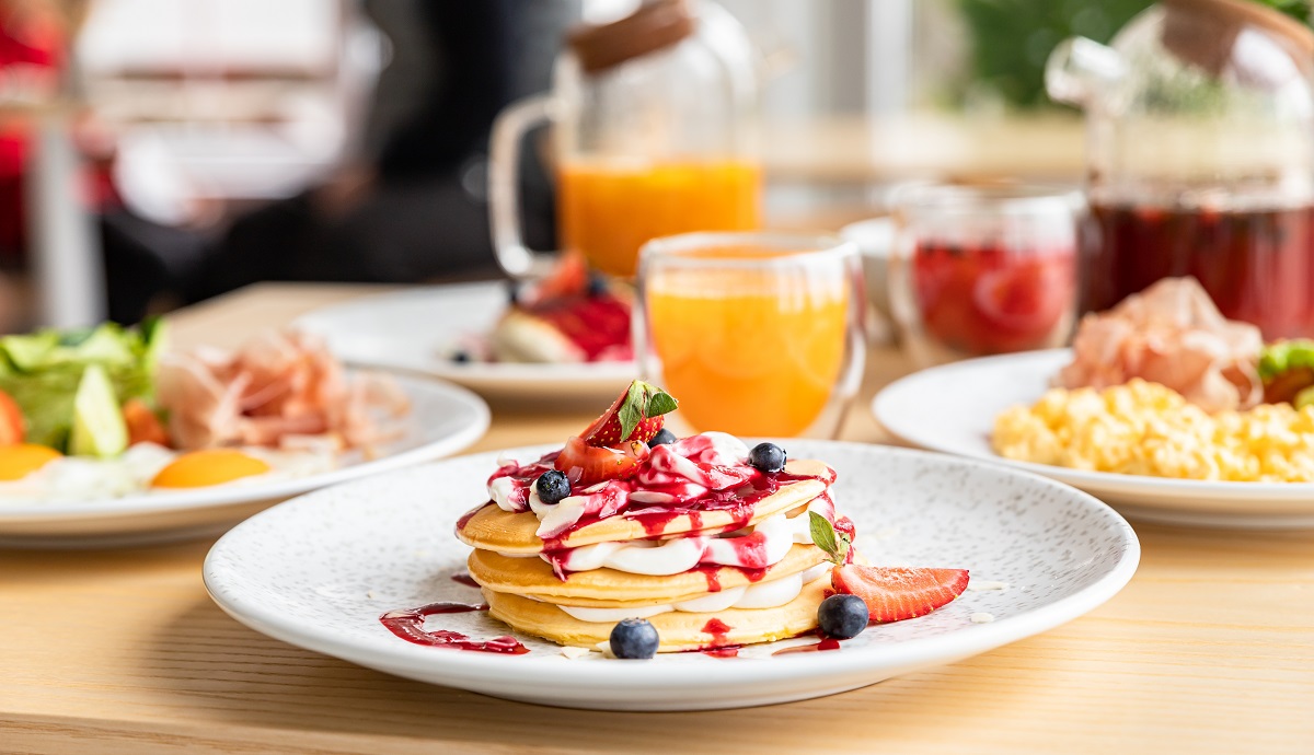 Healthy,Breakfast,Served,With,Tea,,Oatmeal,Porridge,,Cottage,Cheese,Fritters,