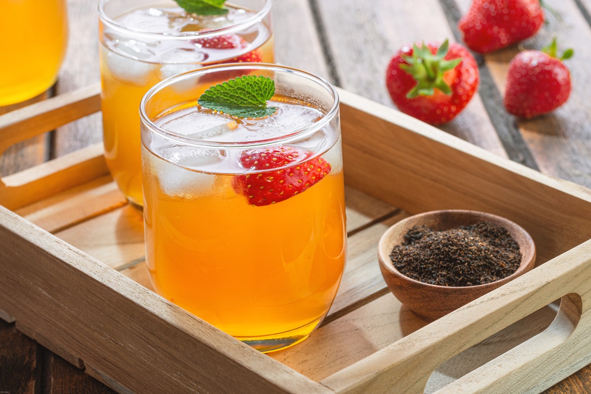 Fermented,Natural,Organic,Kombucha,With,Strawberries,As,A,Refreshing,Summer