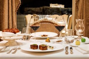 Tudor Hall: Λαμπρή fine dining εμπειρία στην πιο κλασάτη σάλα της Αθήνας
