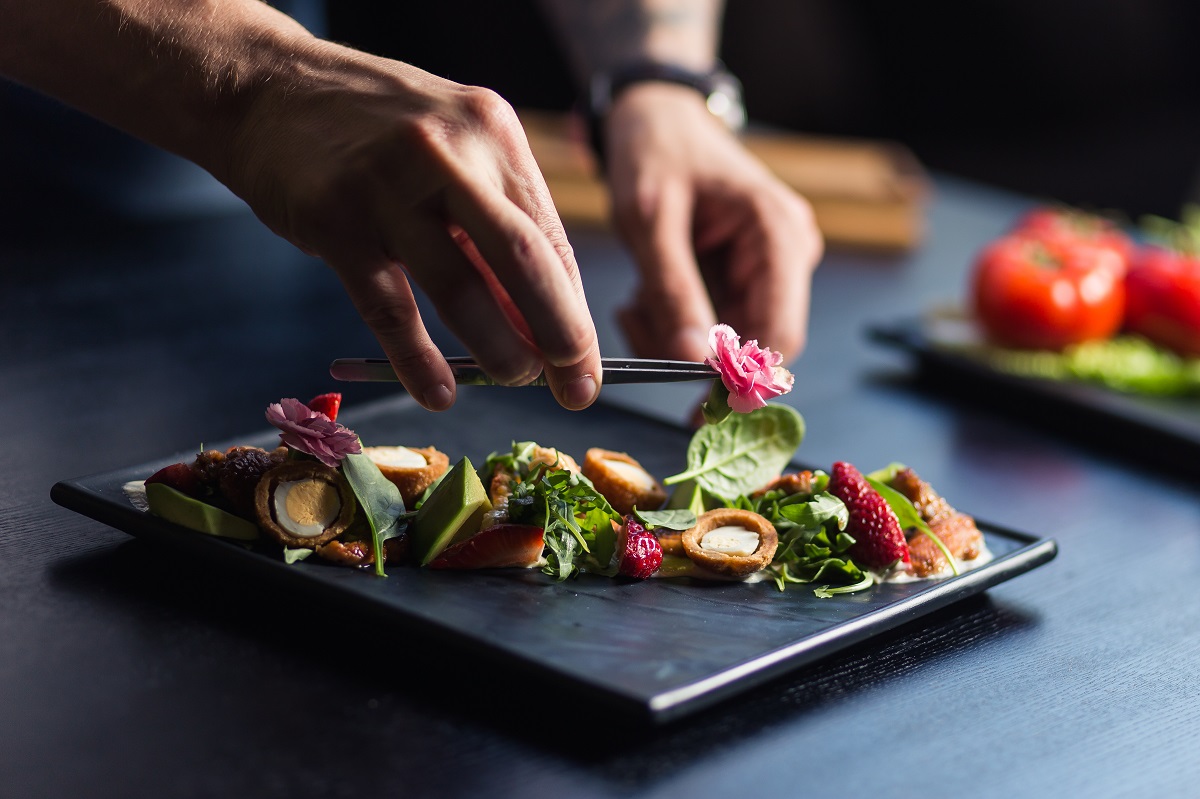 Chef,Finishing,Her,Plate,And,Almost,Ready,To,Serve,At