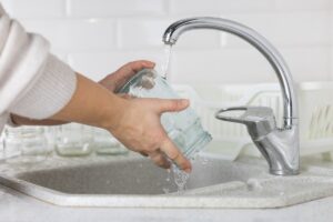 Πώς θα ξεκολλήσουν πανεύκολα οι ετικέτες από τα γυάλινα βαζάκια
