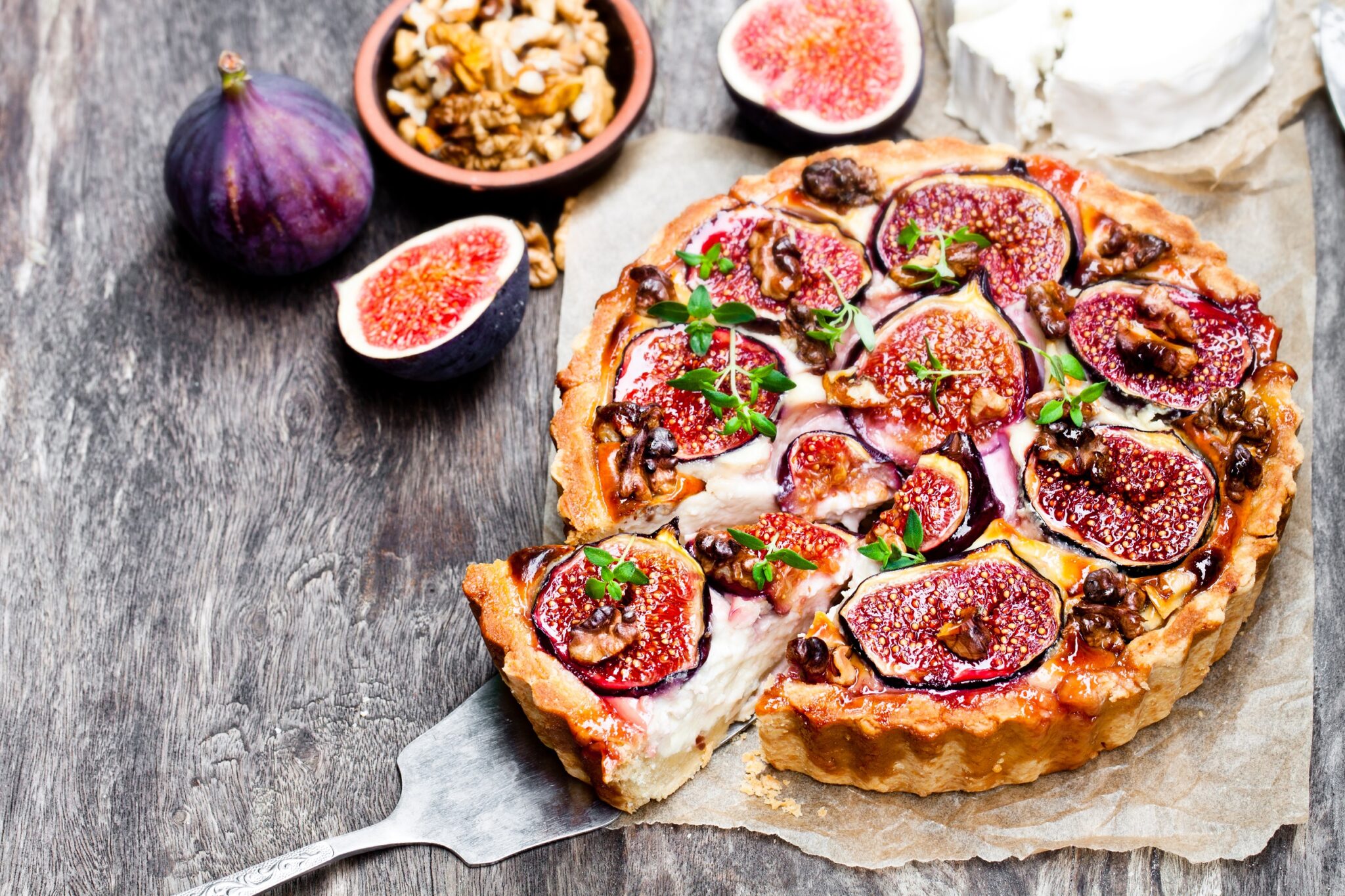 Delicious,Tart,With,Fresh,Figs,And,Goat,Cheese,On,Rustic