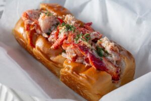 Lobster roll: Όλα όσα πρέπει να γνωρίζετε για το πιο πολυτελές street food με τον αστακό
