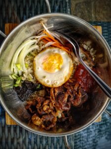 Gochujang Butter Bibimbap – Μπιμπιμπάπ με βούτυρο και πάστα τσίλι