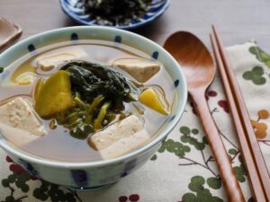 Clam Spinach Doenjang Soup – Σούπα με σπανάκι, μύδια, τόφου και πάστα σόγιας