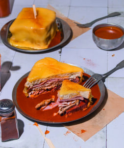 Francesinha, το σάντουιτς με την πικάντικη σάλτσα από την Πορτογαλία