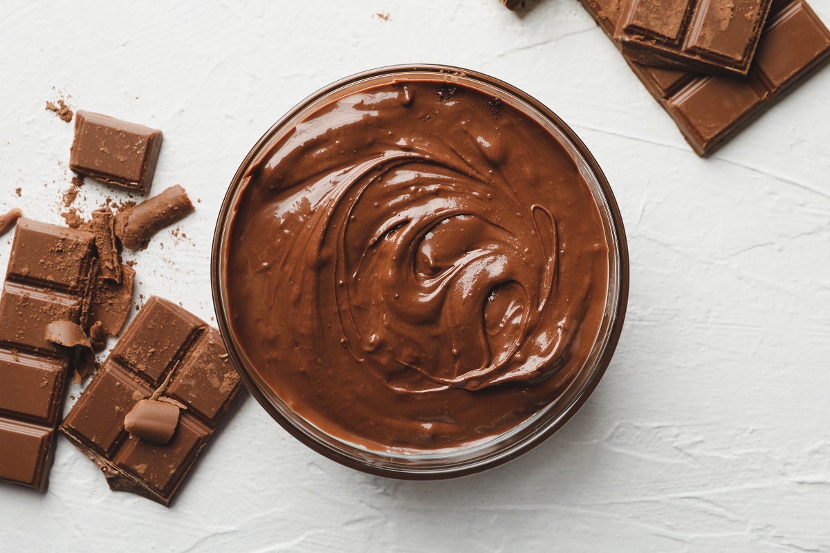 Bowl,With,Chocolate,And,Chocolate,Pieces,On,White,Background