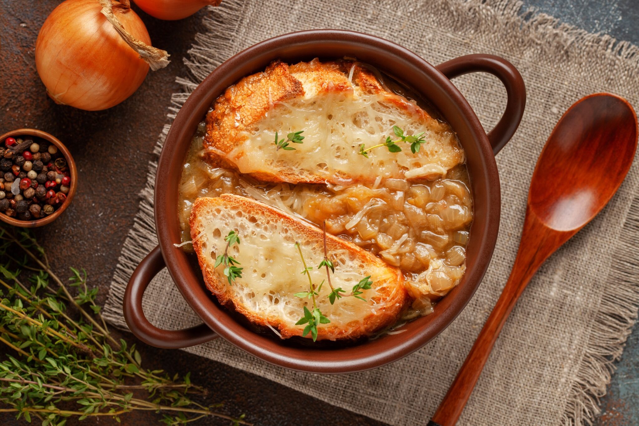 Classic,French,Onion,Soup,Baked,With,Cheese,Croutons,Sprinkled,With
