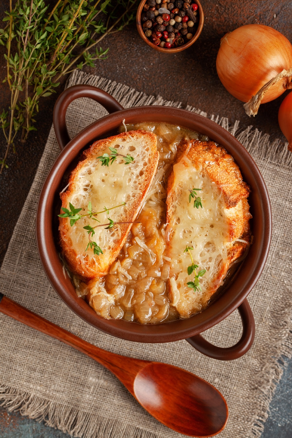 Classic,French,Onion,Soup,Baked,With,Cheese,Croutons,Sprinkled,With