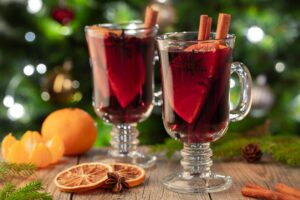 Ζεστό κρασί (Glühwein): Η πιο εύκολη συνταγή για άρωμα Χριστουγέννων στο σπίτι