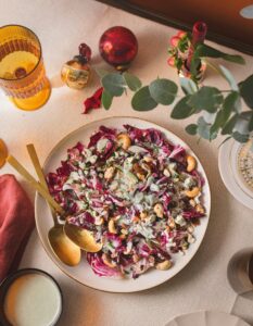 Σαλάτα με ραντίτσιο, κάσιους και dressing με blue cheese