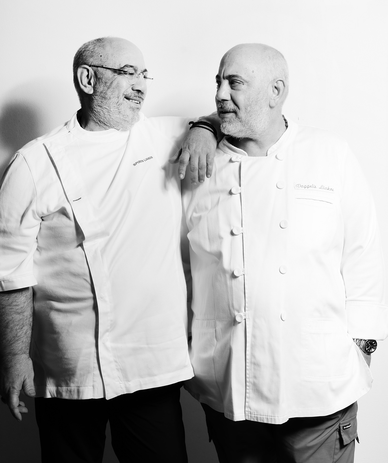 aderfoi-liakou-anoigma