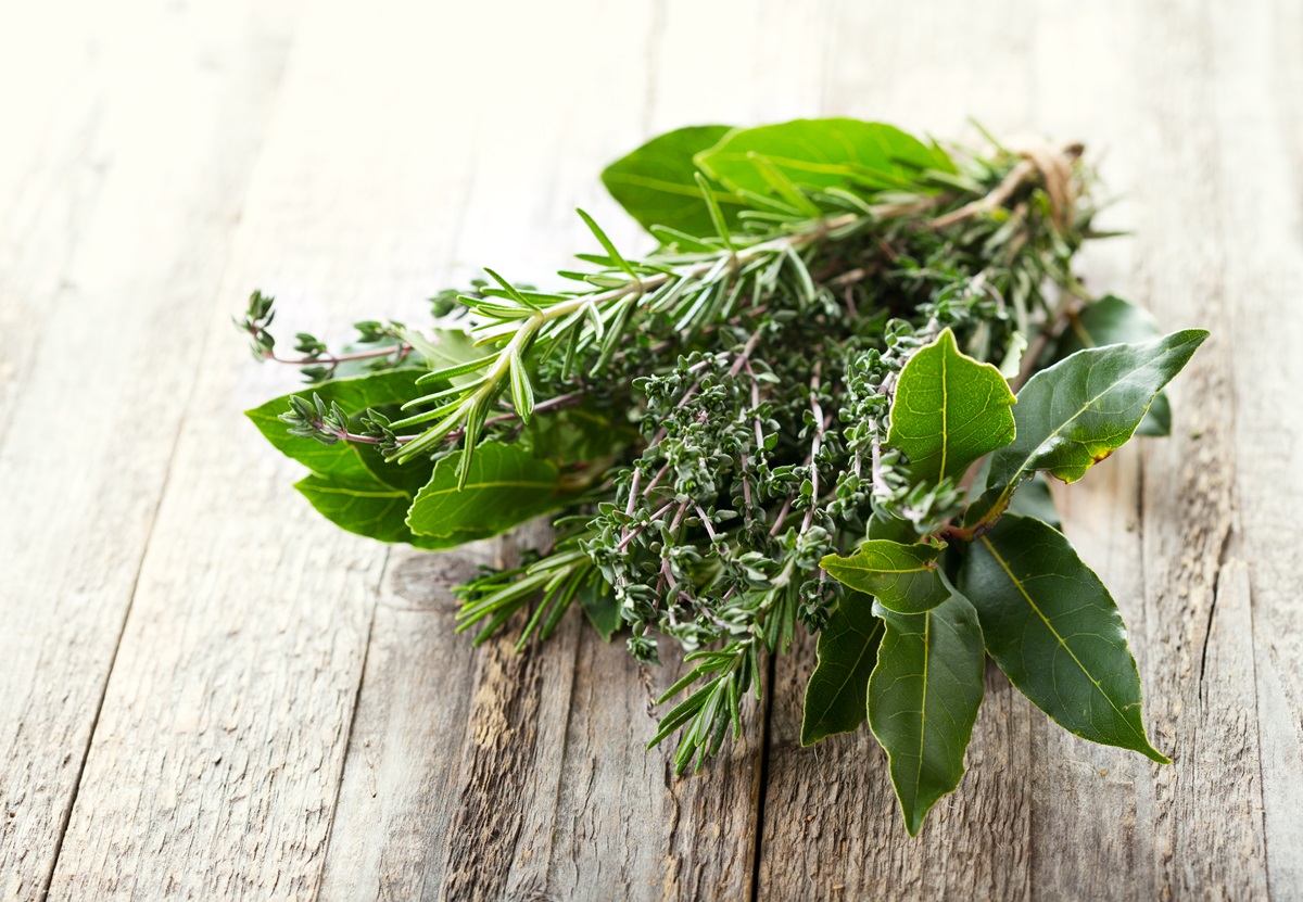 Bunch,Of,Various,Herbs,On,Wooden,Table