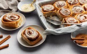 Cinnamon rolls: Γεύση νοσταλγίας σε 6+1 συνταγές που αγαπήσατε το 2025