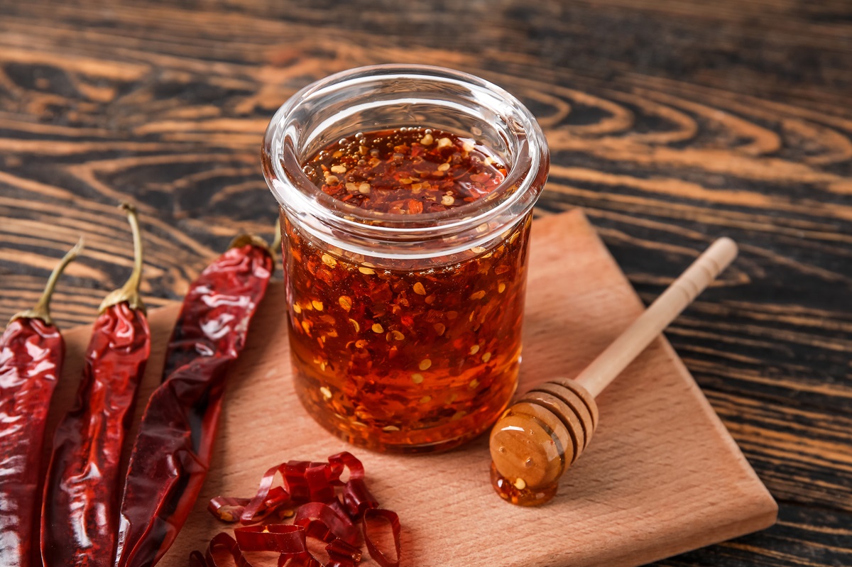 Jar,Of,Hot,Honey,And,Dry,Chili,Peppers,On,Wooden