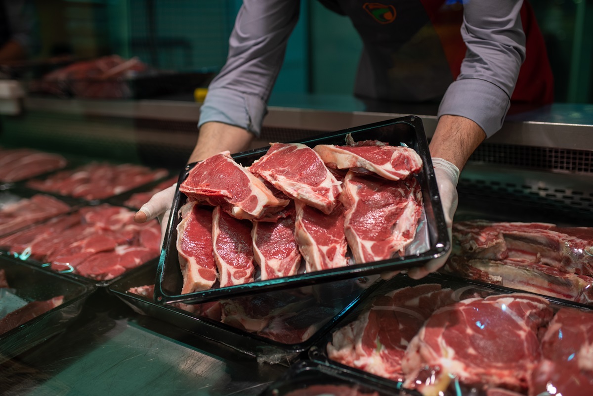 Closeup,Of,Butcher’s,Hands,Holding,Meat,Piece,In,Shop